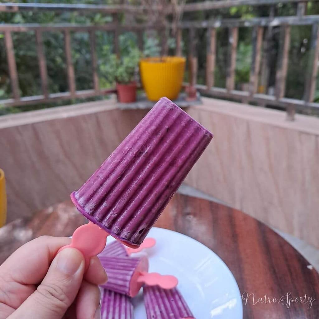 An image of blueberry frozen yogurt popsicle.
