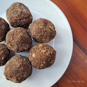 An image of ragi ladoo on a plate.
